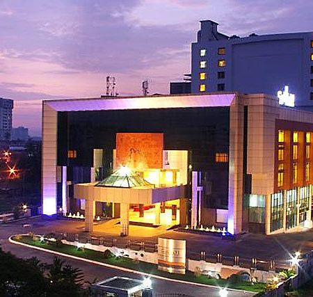 Gokulam Park Hotel Kochi Exterior photo