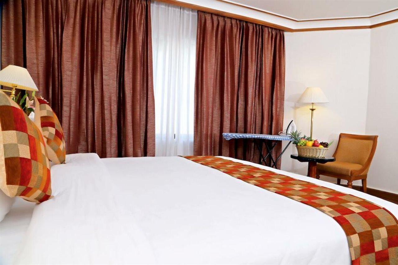 Gokulam Park Hotel Kochi Exterior photo