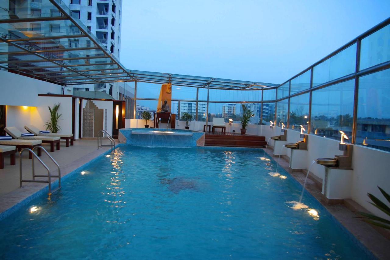 Gokulam Park Hotel Kochi Exterior photo
