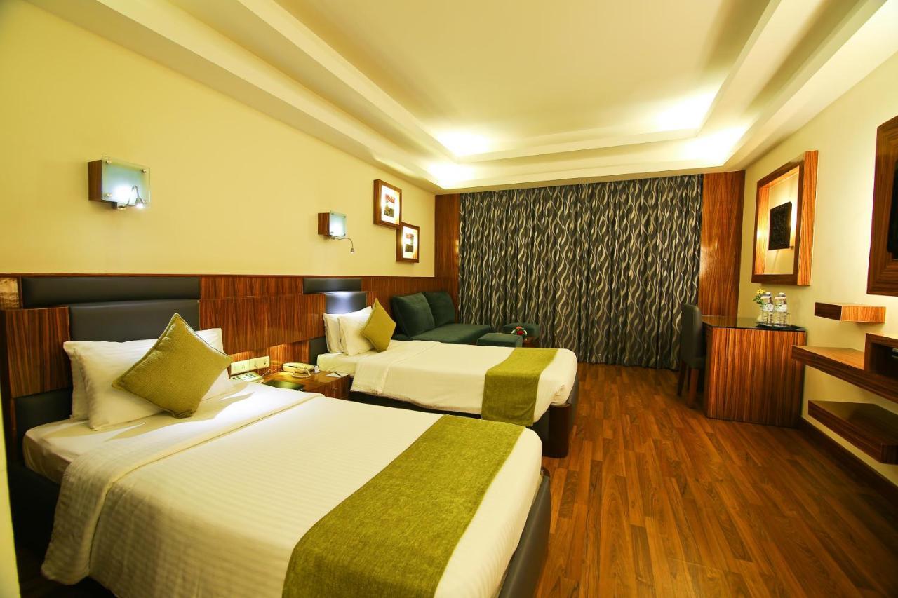 Gokulam Park Hotel Kochi Exterior photo