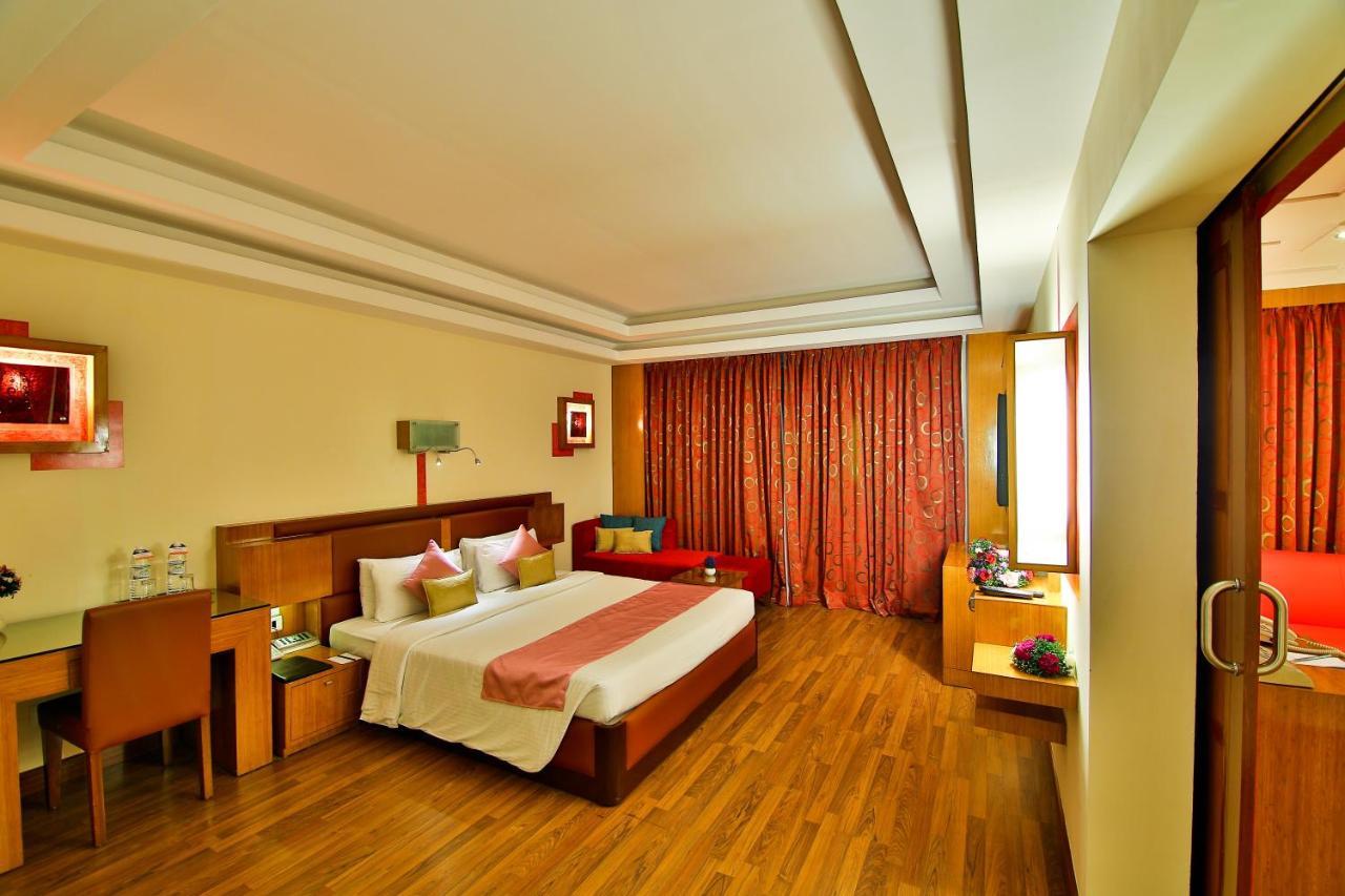 Gokulam Park Hotel Kochi Exterior photo