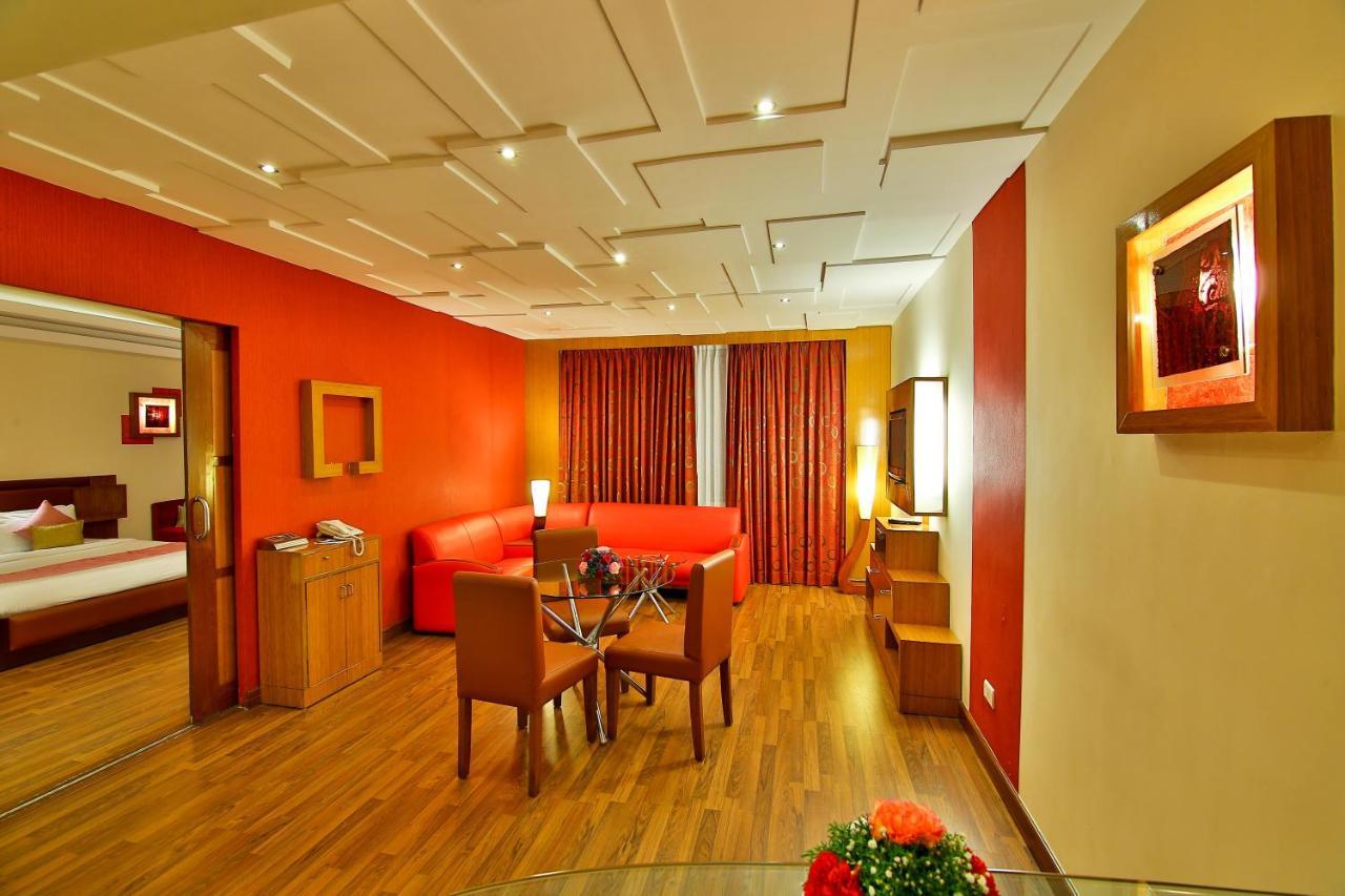 Gokulam Park Hotel Kochi Exterior photo