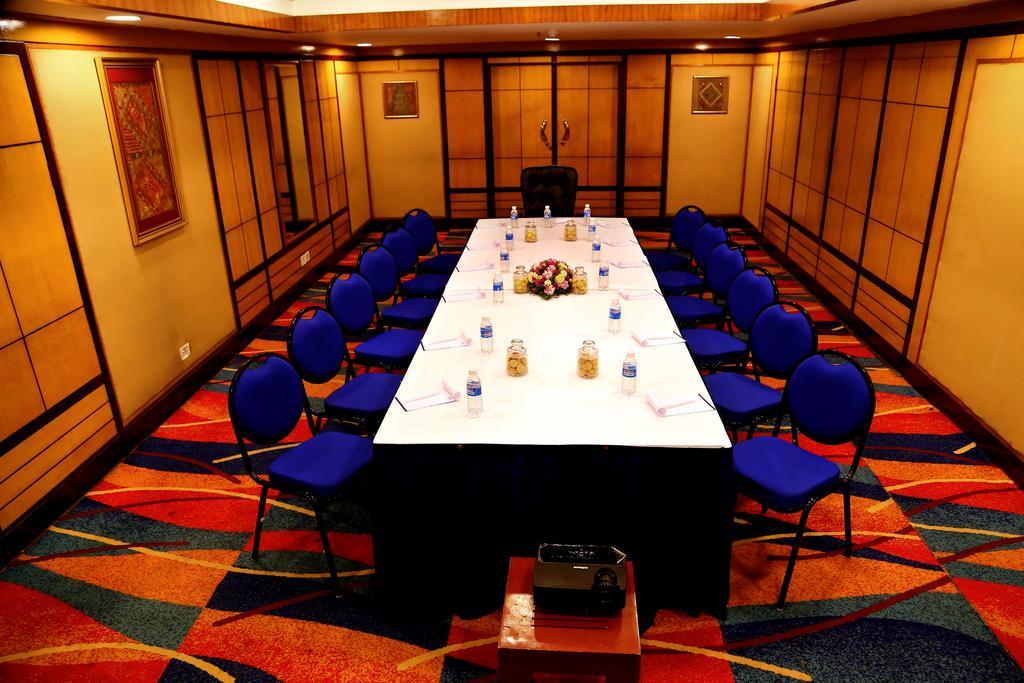 Gokulam Park Hotel Kochi Exterior photo