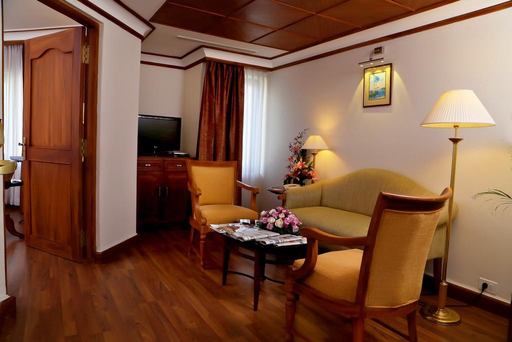 Gokulam Park Hotel Kochi Exterior photo