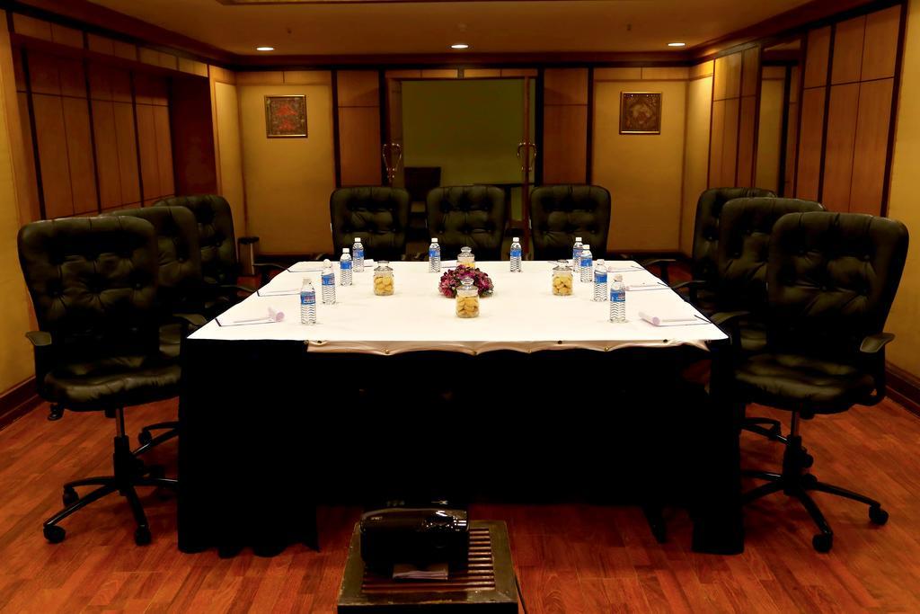 Gokulam Park Hotel Kochi Exterior photo