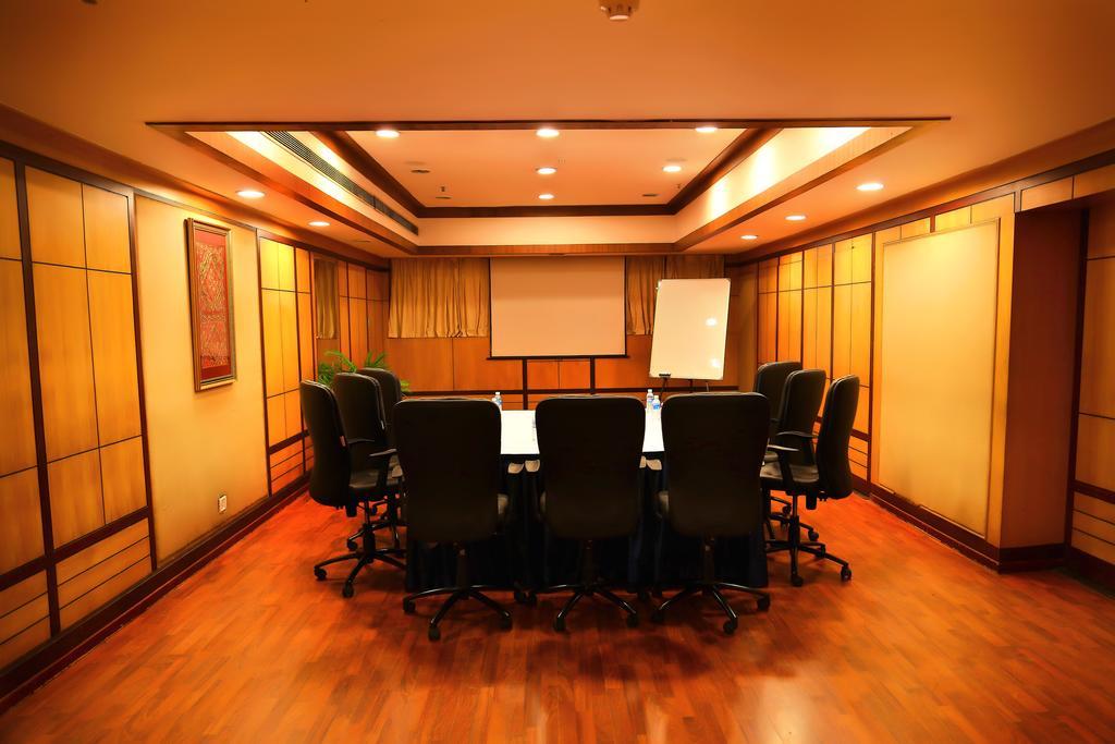 Gokulam Park Hotel Kochi Exterior photo
