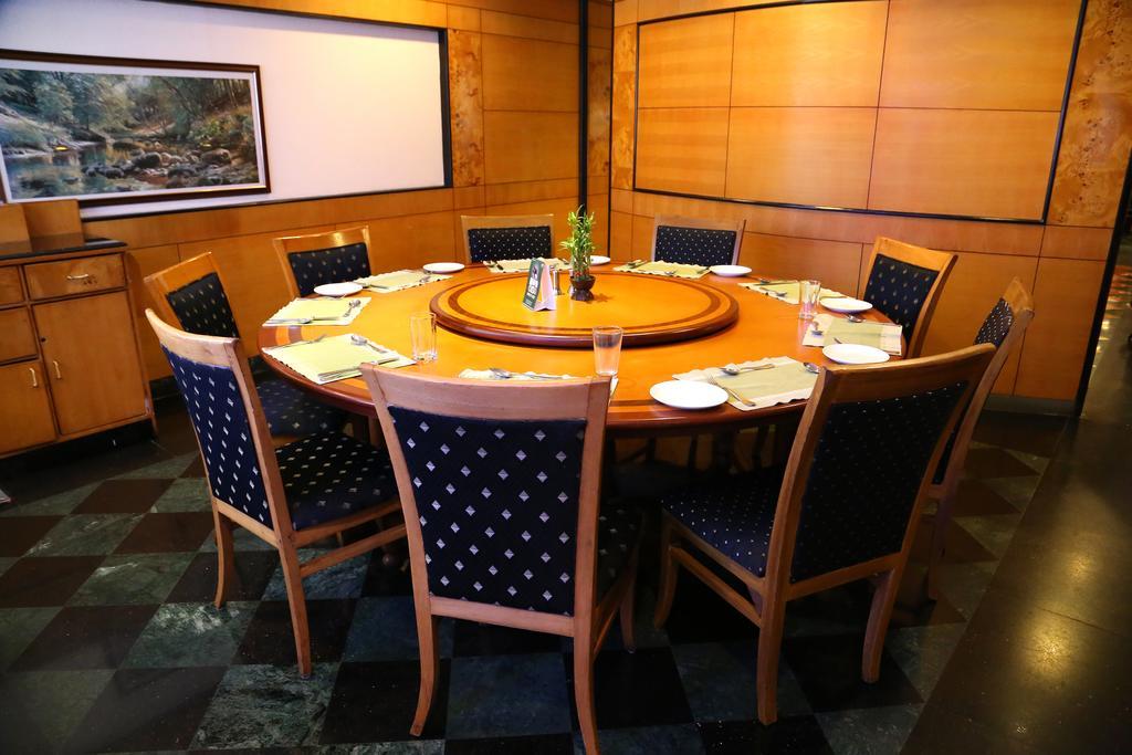 Gokulam Park Hotel Kochi Exterior photo