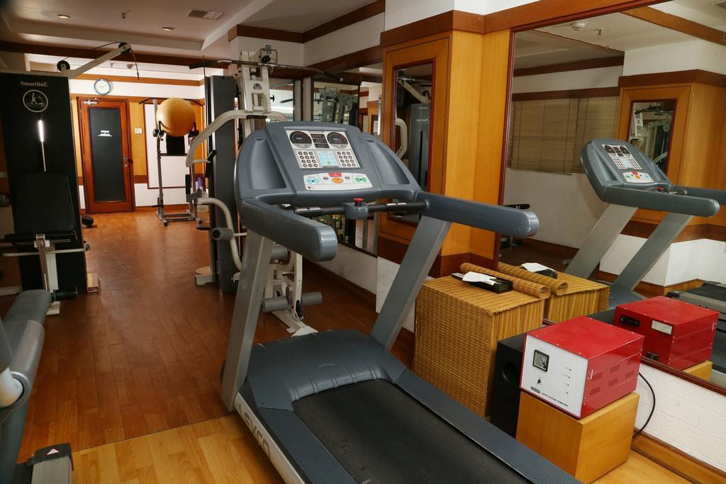 Gokulam Park Hotel Kochi Exterior photo
