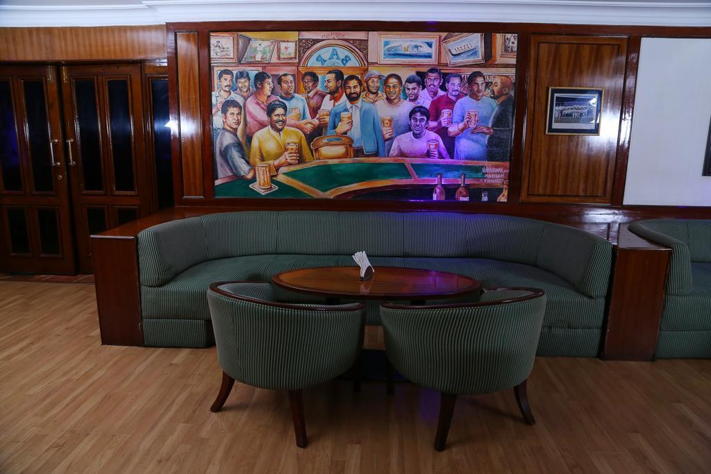 Gokulam Park Hotel Kochi Exterior photo