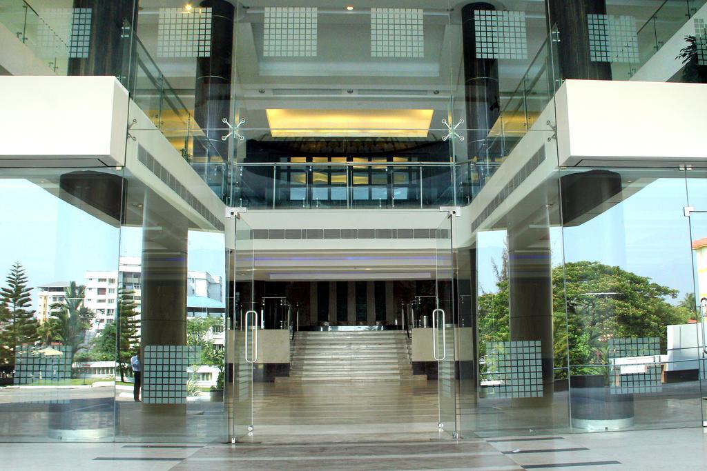 Gokulam Park Hotel Kochi Exterior photo