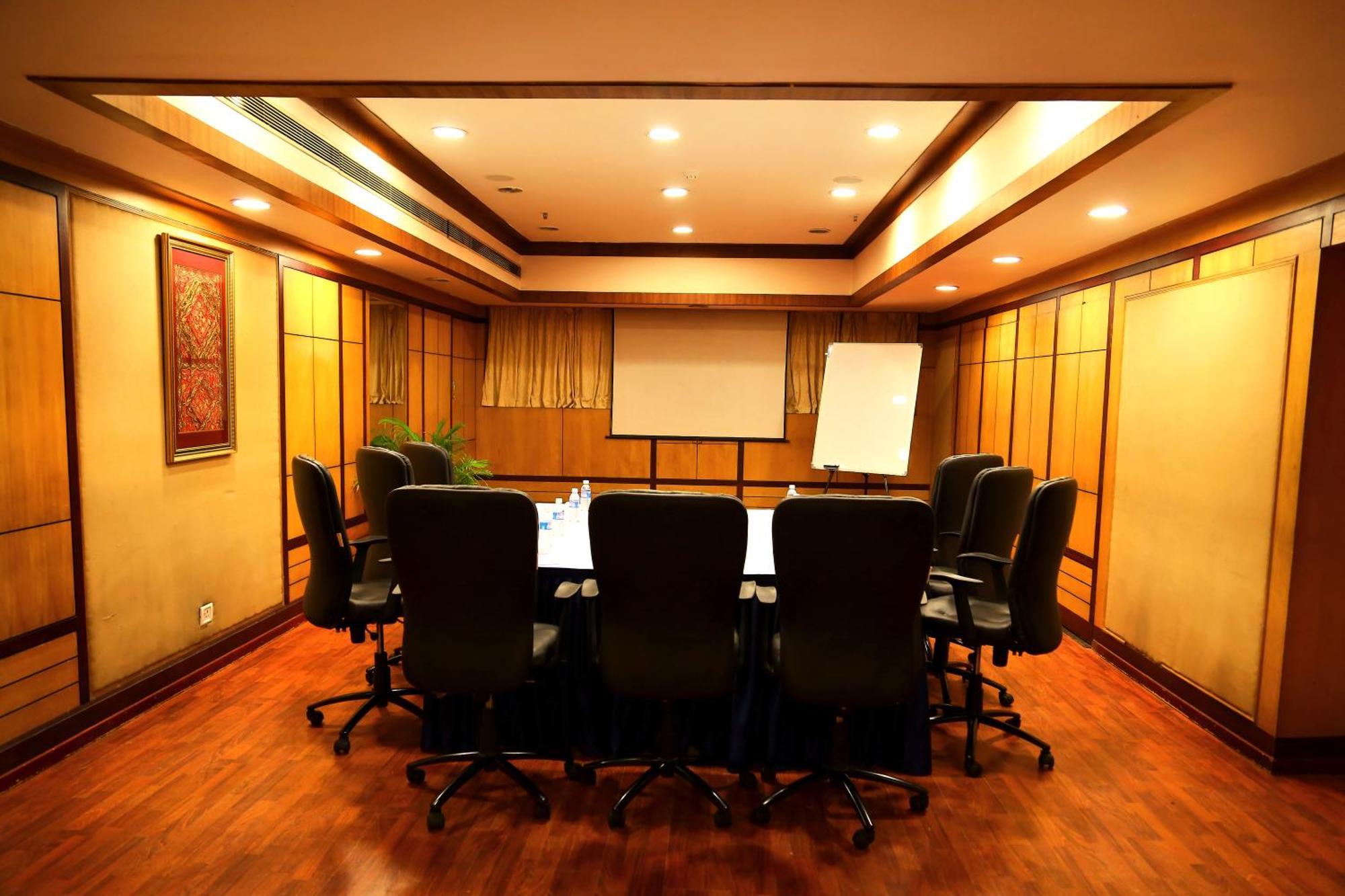 Gokulam Park Hotel Kochi Exterior photo