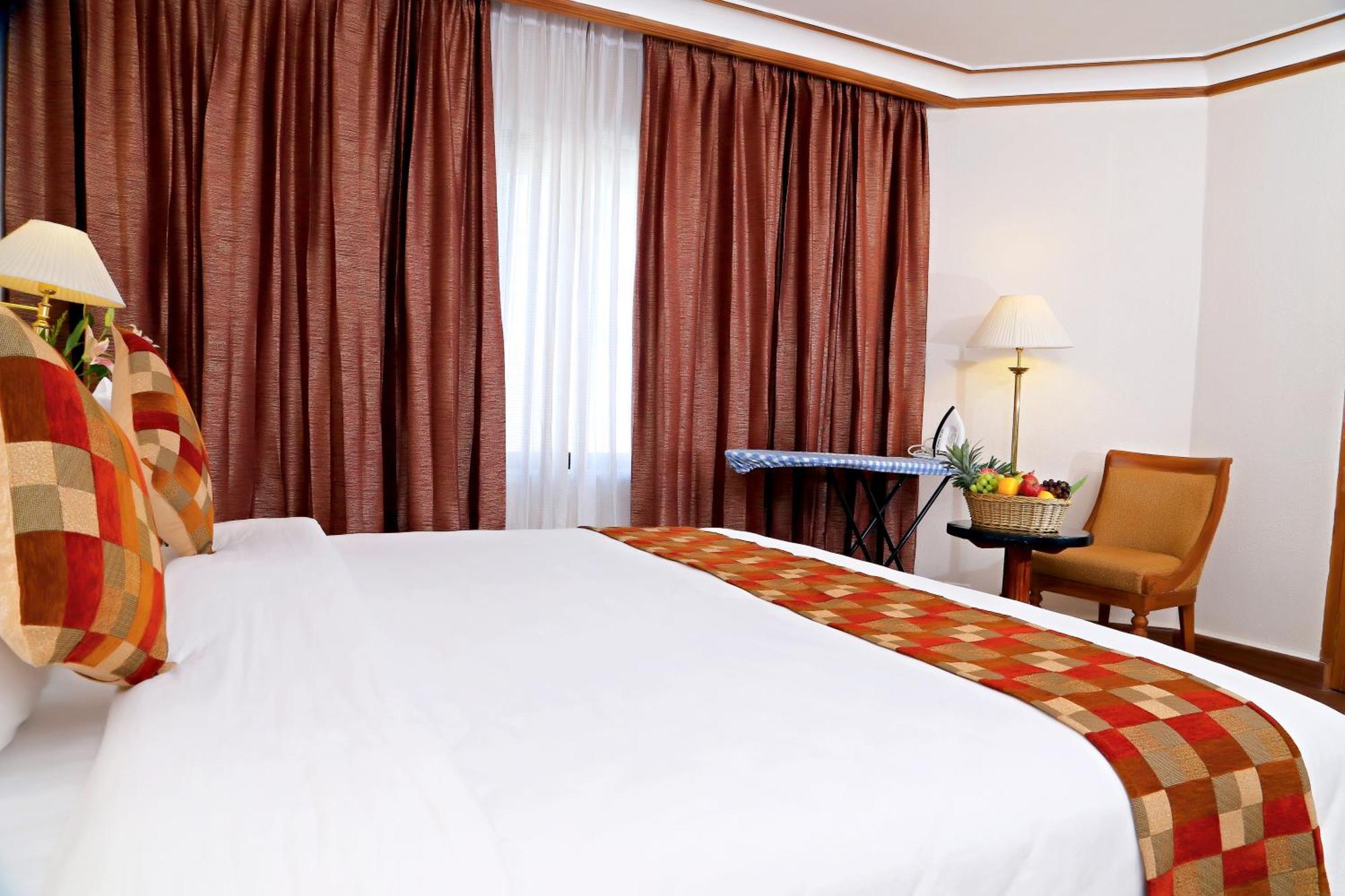 Gokulam Park Hotel Kochi Exterior photo