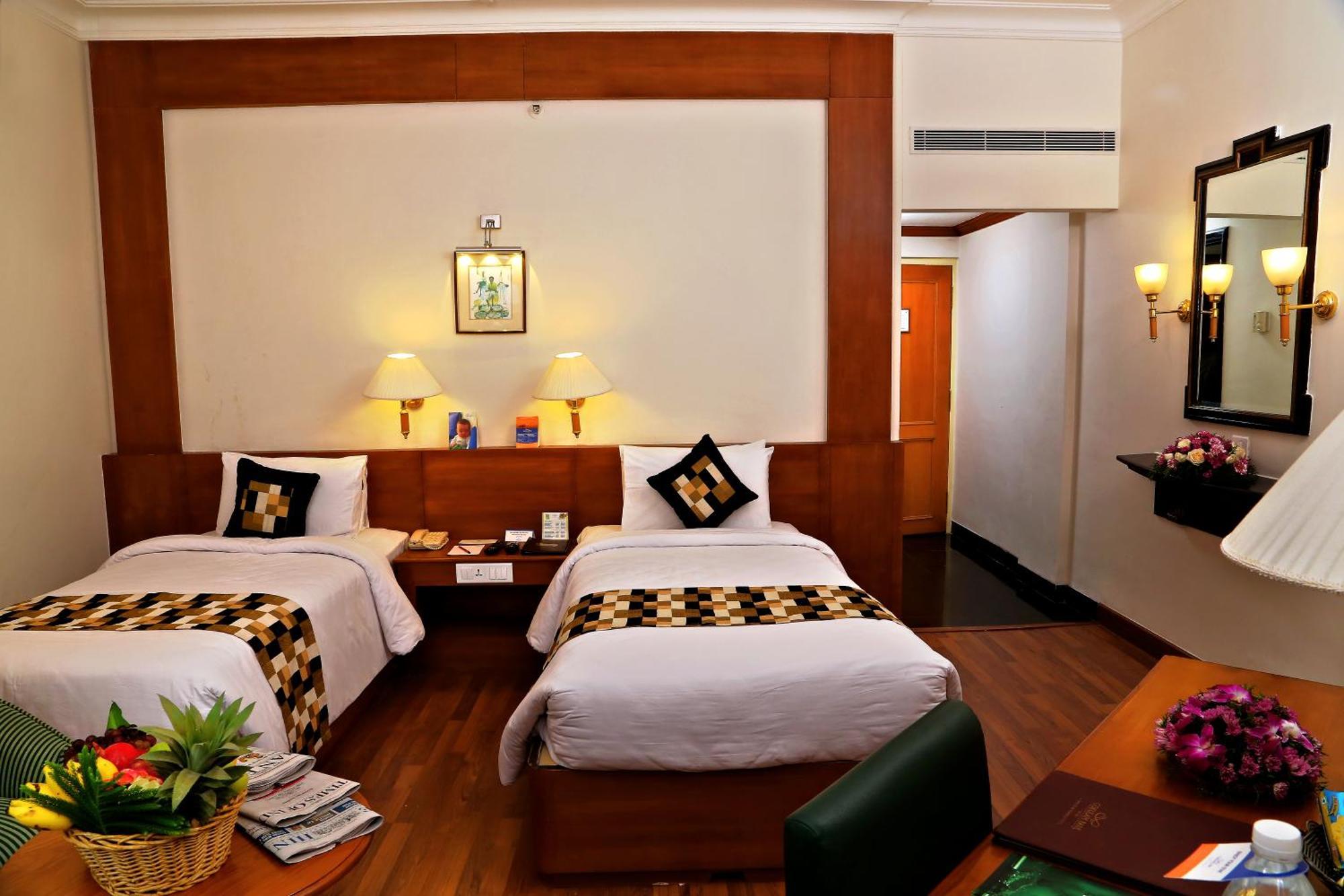 Gokulam Park Hotel Kochi Exterior photo
