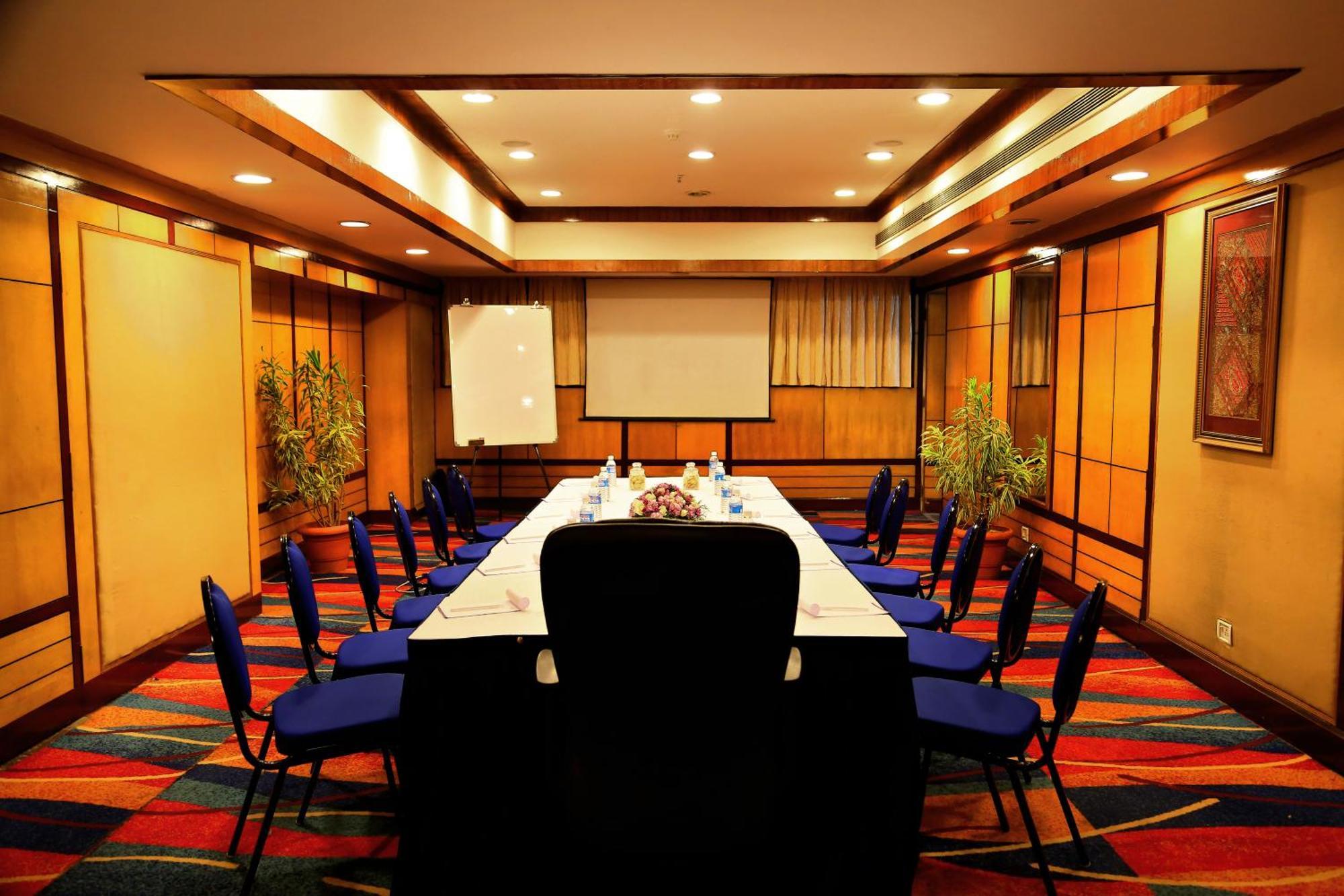 Gokulam Park Hotel Kochi Exterior photo