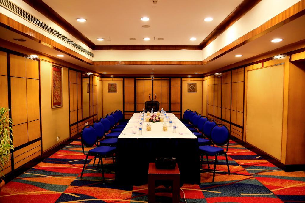 Gokulam Park Hotel Kochi Exterior photo