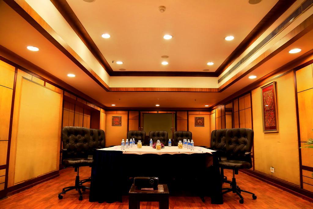 Gokulam Park Hotel Kochi Exterior photo