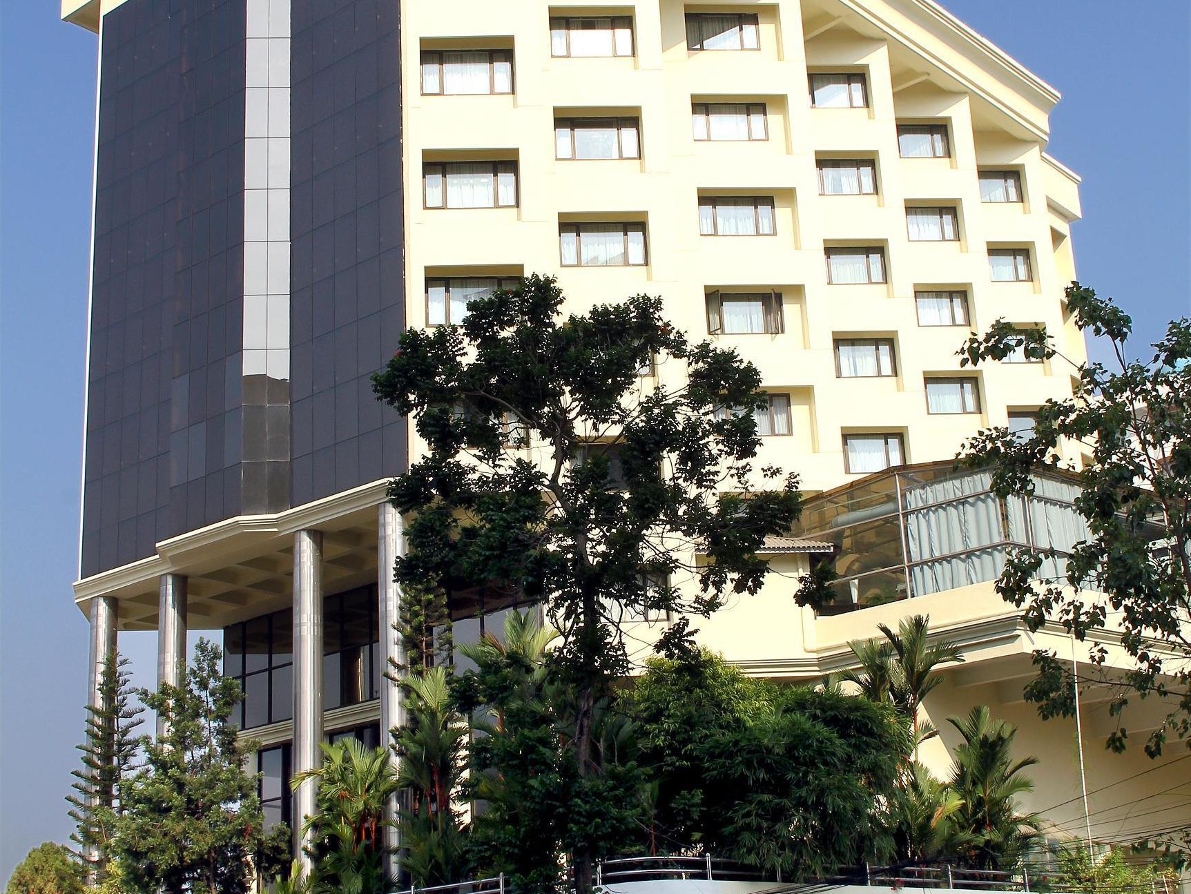 Gokulam Park Hotel Kochi Exterior photo