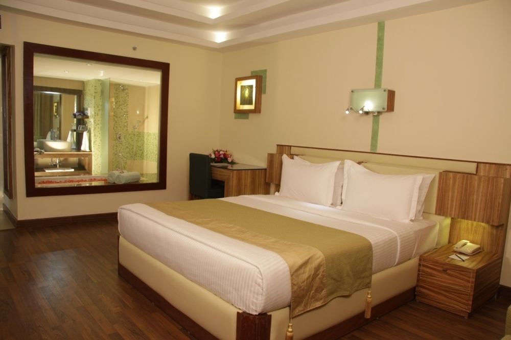 Gokulam Park Hotel Kochi Exterior photo